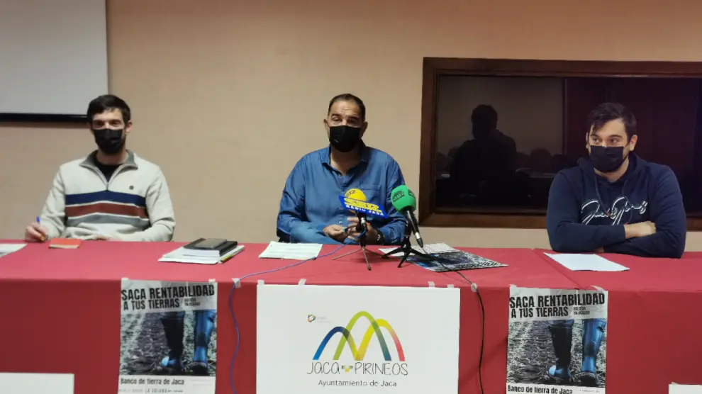 Víctor Iguácel, Domingo Póveda e Íñigo Orduna en la presentación de la iniciativa.