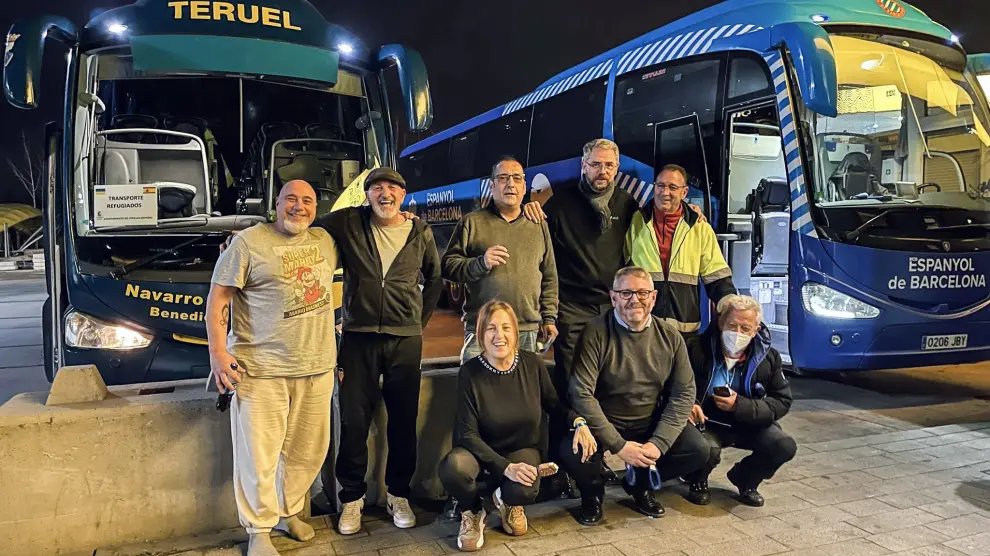 La expedición de Utrillas, que utiliza el bus oficial del CD Teruel, se encontró por el camino con un autobús del RCD Espanyol de Barcelona que viaja con el mismo objetivo.