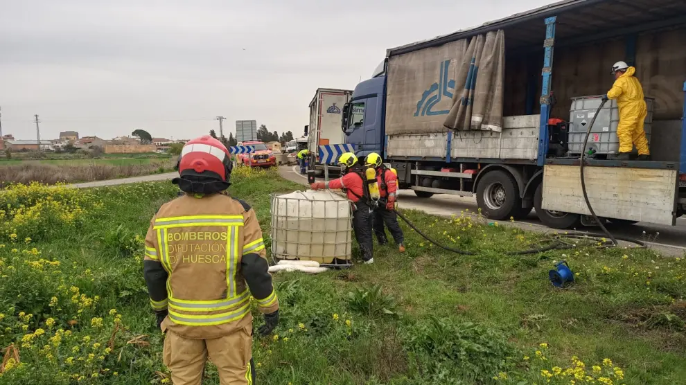 Los bomberos de la DPH trasvasaron el contenido de líquido corrosivo uno de los bidones que se desprendió del camión a otro contenedor.