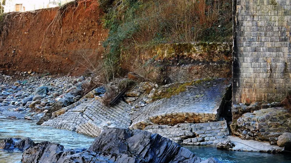 El muro del viaducto ha sido destruido por las inundaciones del río Aspe en los meses de diciembre y enero.