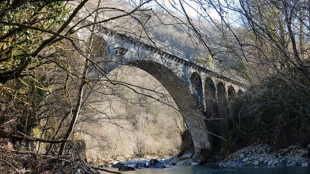 La construcción del viaducto de Sarrance ha sido bastante afectada por las inundaciones en el río Aspe en el pasado invierno.