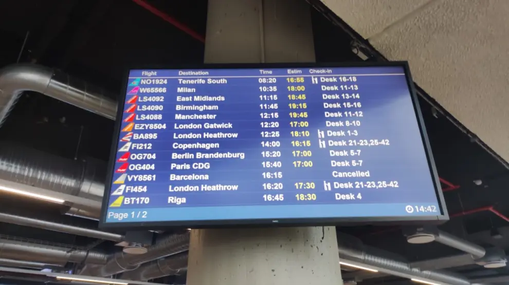 El único vuelo que sale suspendido en la pantalla del aeropuerto de Reikiavik es el de la compañía Vueling hacia Barcelona.