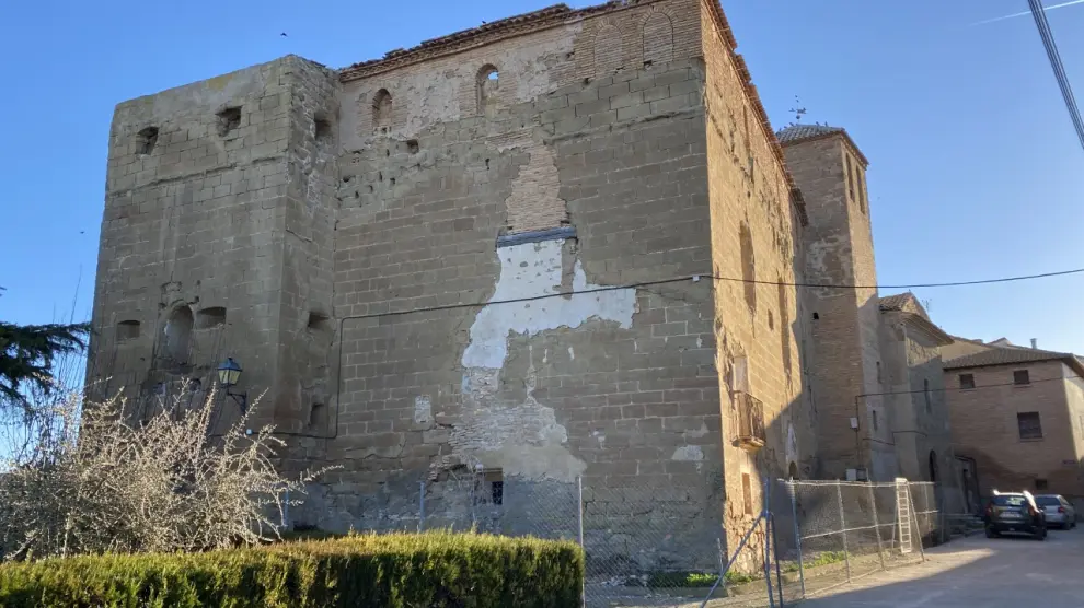 El palacio de los Altarriba de Permisán (Ilche) sufre continuos desprendimientos de ladrillos de la parte superior ya que se encuentra sin tejado desde hace unos diez años.