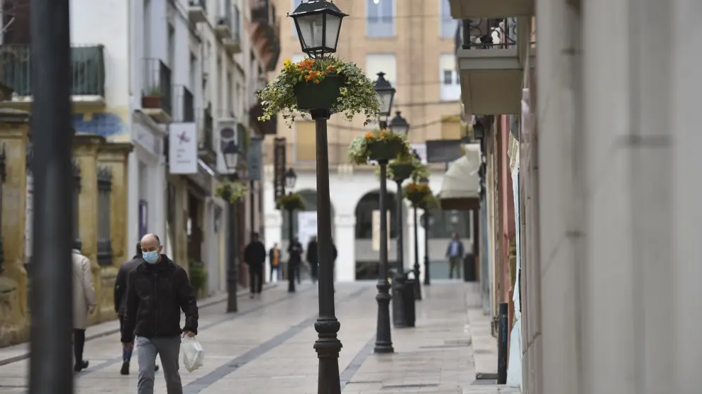 Farolas en la calle Villahermosa de Huesca.