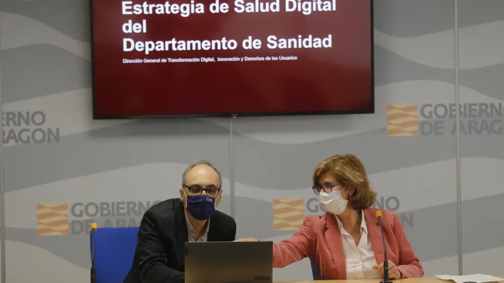 Juan Coll y Trinidad Serrano, durante la presentación de la Estrategia de de Salud Digital del Departamento de Sanidad de Aragón.