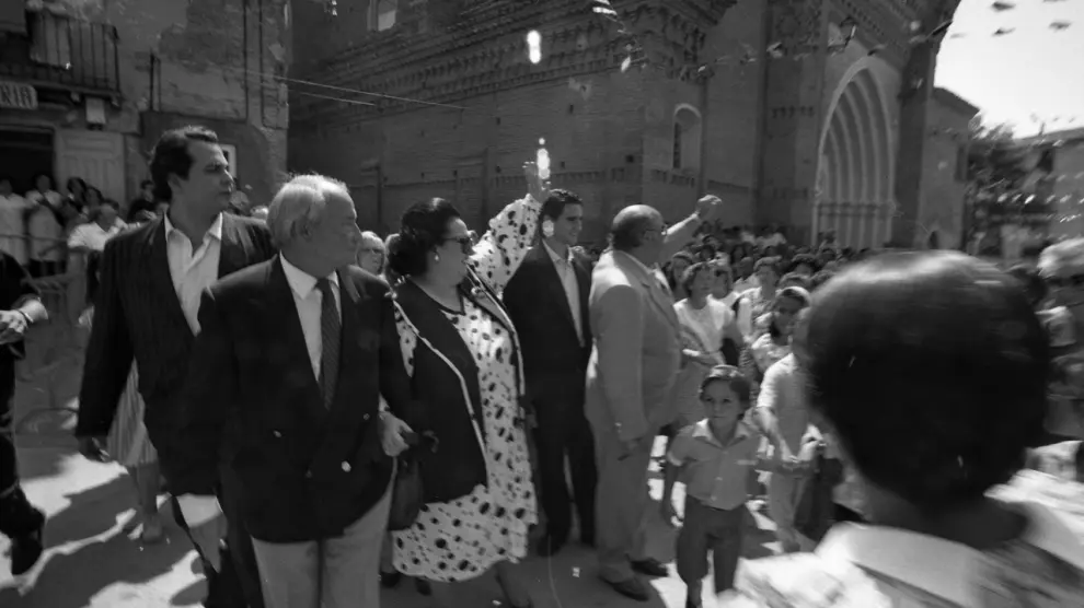 Montserrat Caballé y Bernabé Martí en el homenaje que recibió el tenor a finales de los 80 en su pueblo natal, Villarroya de la Sierra.