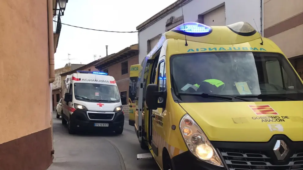 Varias ambulancias se han trasladado enseguida a la calle de Cervantes de Alagón, donde se ha producido el accidente.