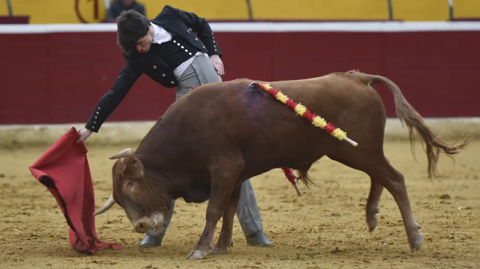 Los seis alumnos han lidiado seis novillos con muerte de la ganadería Toros de Guerrero de Fuentes de Ebro.