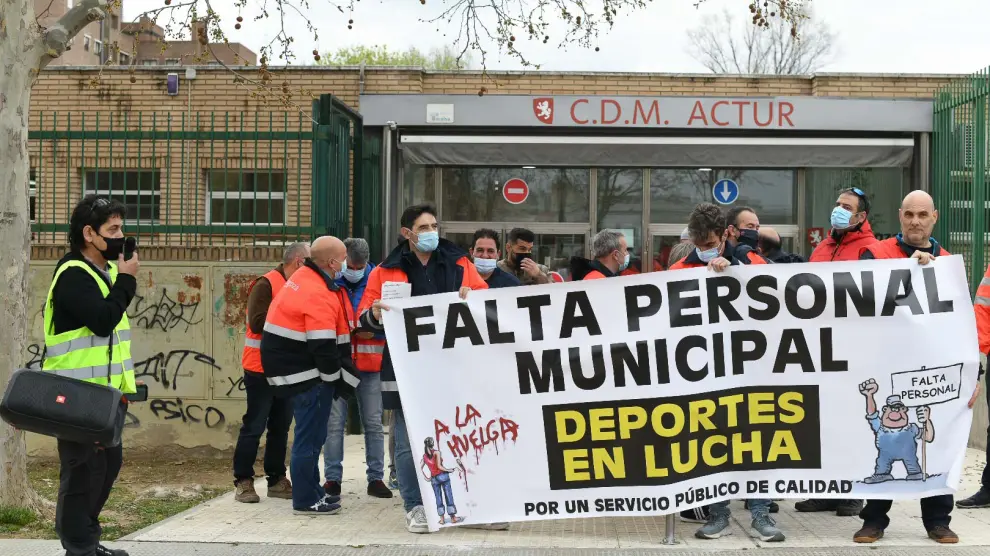 Protesta de los trabajadores municipales de instalaciones deportivas frente al C. D. M. Actur de Zaragoza.