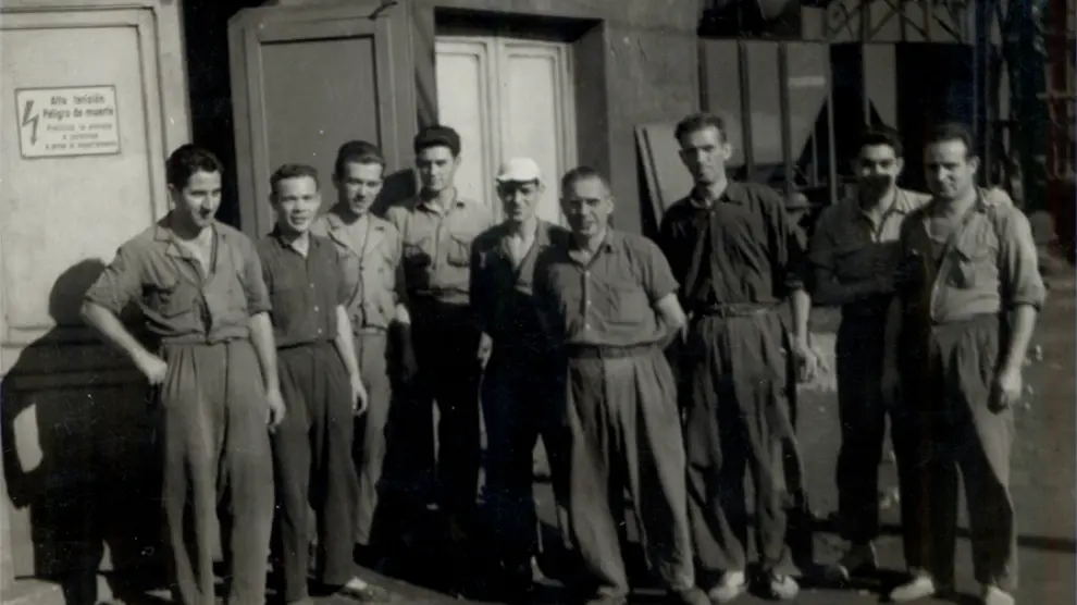 José Pinilla, tercero por la derecha, fue uno de los presos que se fugaron de la cárcel de Capuchinos. En la foto, con sus compañeros de trabajo en los Altos Hornos de Sagunto.