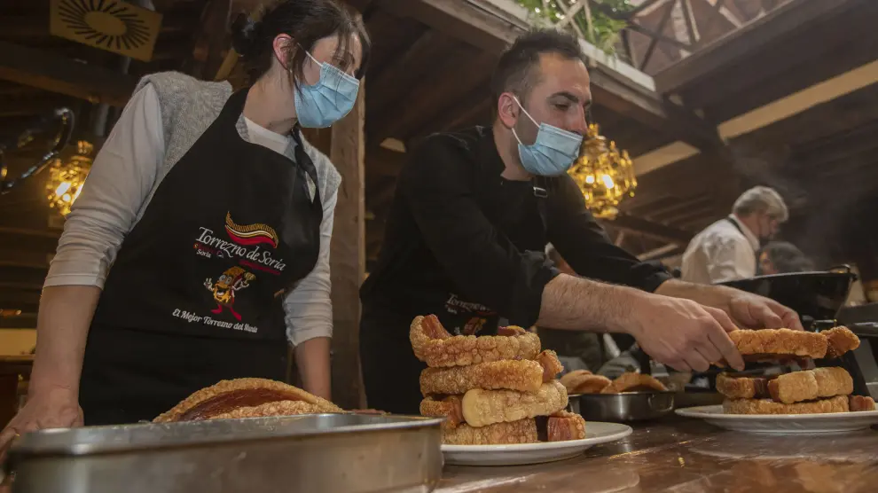 Ángel Ortego, cocinero de El Portalón, se ha proclamado vencedor en el concurso de 'Mejor Torrezno del Mundo'.
