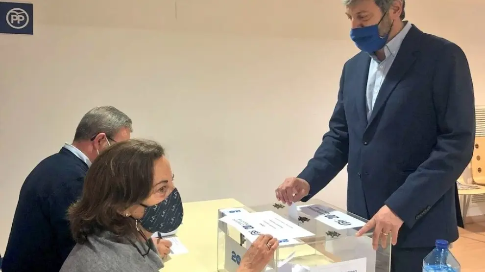 Gerardo Oliván durante la votación este lunes en la sede del PP de Huesca.