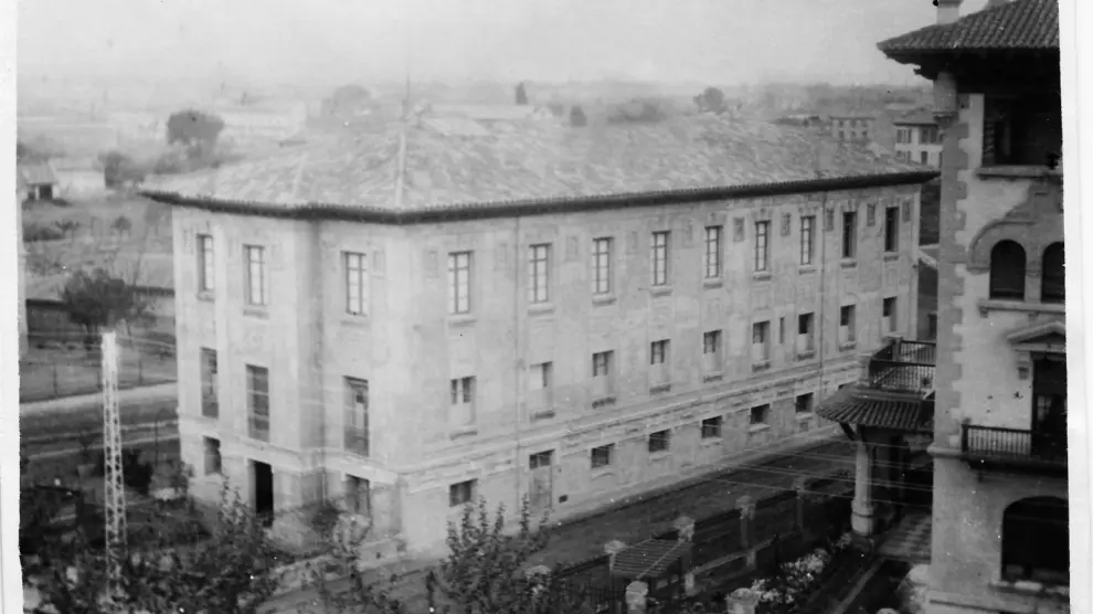 Imagen de 1928 del colegio original de las Carmelitas, en el actual paseo de Sagasta.