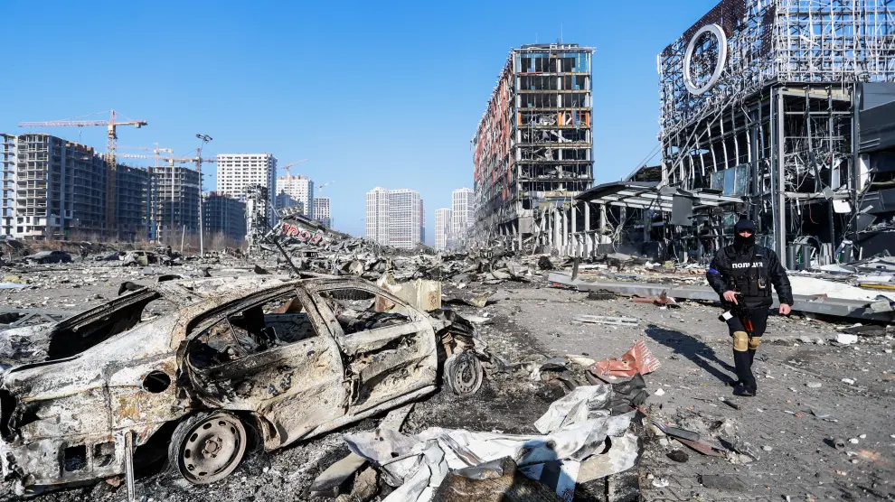 Destrozos por las bombas en un centro comercial de Kiev
