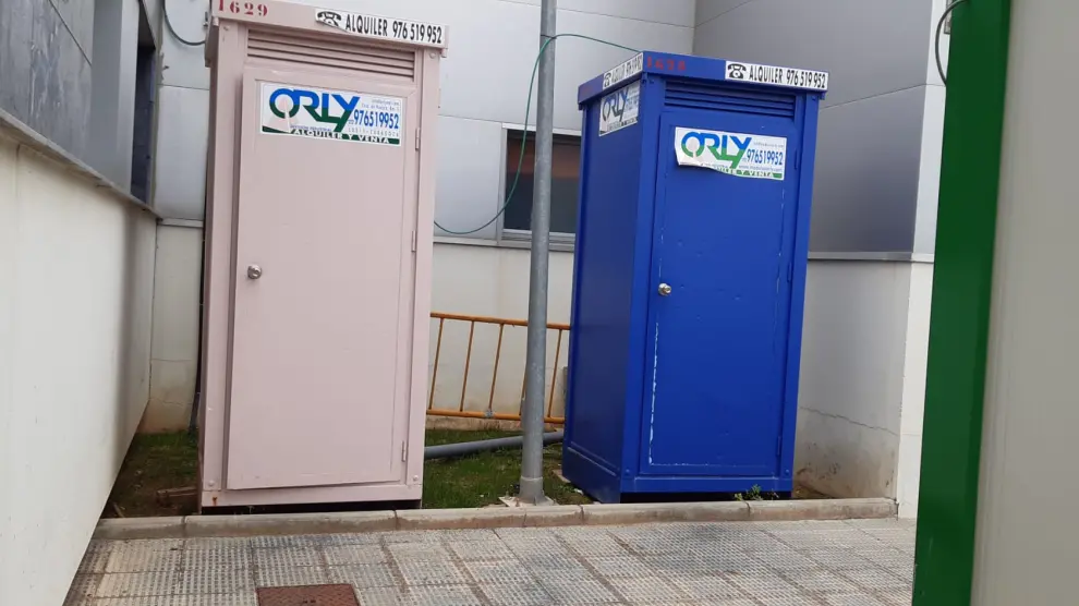 Baños portátiles instalados en el exterior de las Urgencias del hospital Royo Villanova.