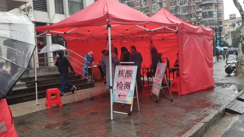 Cada 48 horas, muchos ciudadanos chinos han de dirigirse a los puestos de pruebas de Coronavirus ubicados en distintos puntos de la ciudad