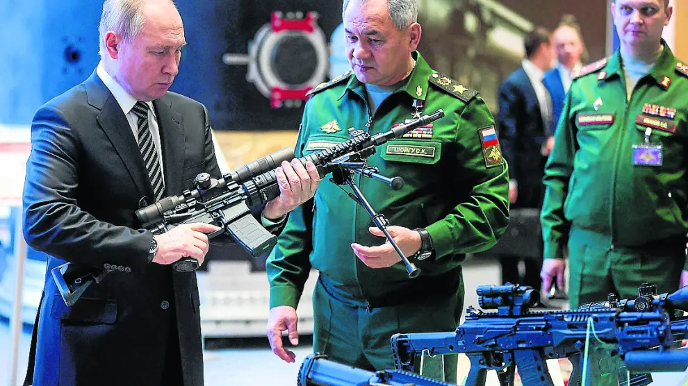 Putin y Shoigu examinan un arma del Ejército el pasado diciembre