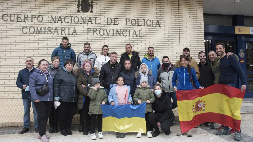 Una foto de los participantes en la caravana con los refugiados que han traído hasta Huesca.