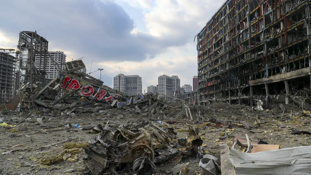 Kiev cierra un centro comercial bombardeado