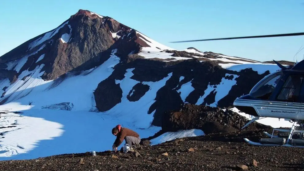 El vulcanólogo Daniel Rasmussen recogiendo muestras en el volcán Akutan en 2016, uno de los más activos de las Islas Aleutianas en Alaska.