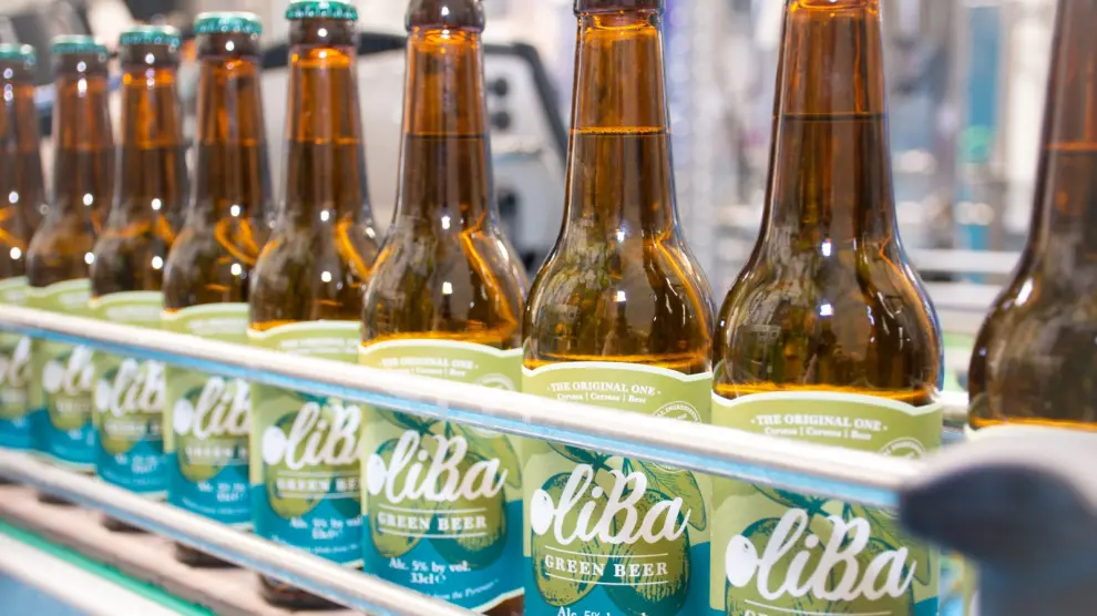 Unas botellas de la cerveza de Oliba Green Beer.