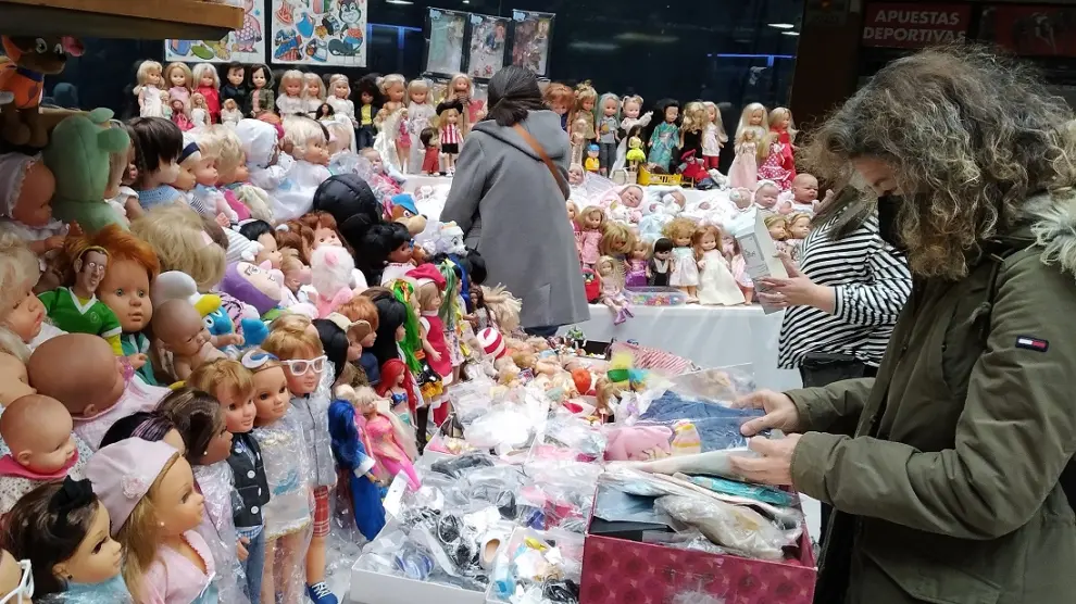 Expositor de muñecas de la Feria Juguetear en el Caracol, con el Neng haciendo las veces de Wally.