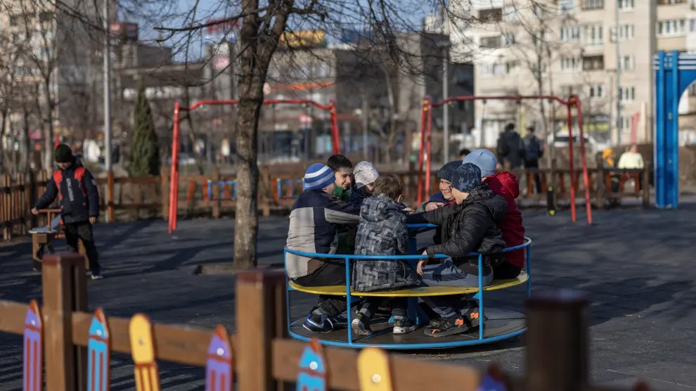 Niños en columpios de un parque de Kiev