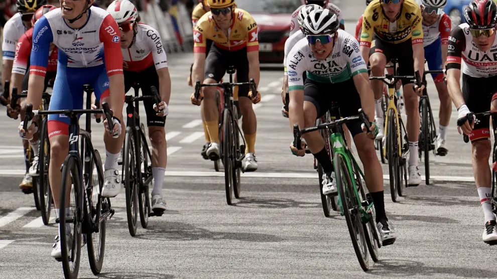 Fernando Barceló (bici verde), tras el esprint de la última etapa en Barcelona