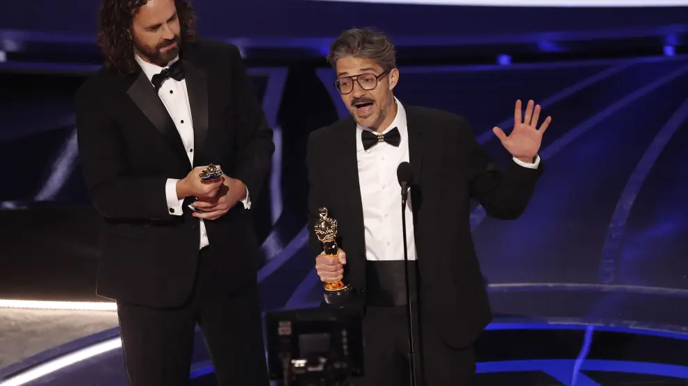 El director Alberto Mielgo y el productor Leo Sánchez recogiendo el premio USA ACADEMY AWARDS 2022