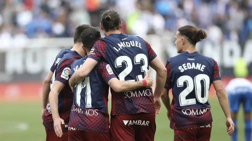 Los jugadores celebran uno de los goles en Málaga.