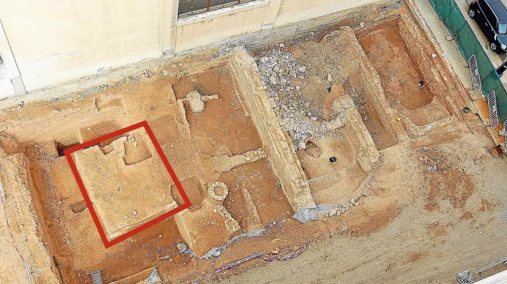 A la izquierda de la imagen, encuadrado, uno de los torreones de la muralla medieval descubierta en las excavaciones.