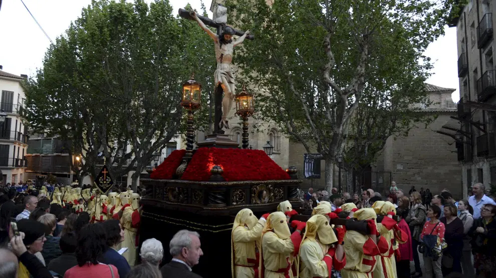 Los costaleros de la Cofradía del Cristo del Perdón de Huesca salen de procesión en la madrugada del Viernes Santo y también para el Santo Entierro..