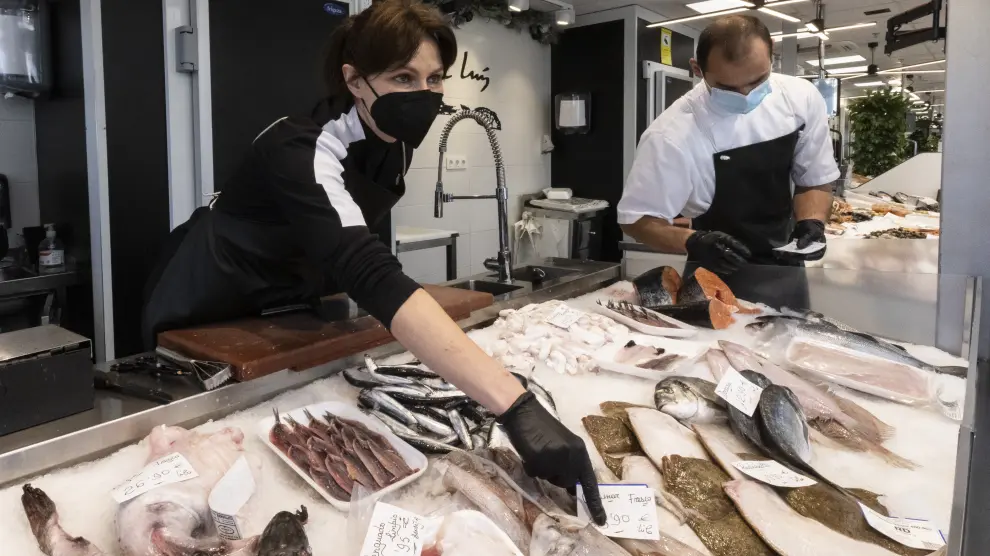 Ana Belén López atiende su pescadería del Mercado Central de Zaragoza