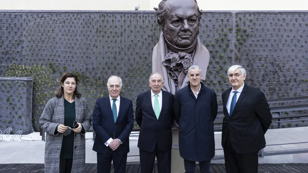 Marta Rodríguez, hija del artista; José Luis Rodrigo; Amado Franco; Diego Rodríguez, y Domingo Buesa, patrono de la Fundación Ibercaja, junto al busto de Goya realizado por Iñaki.