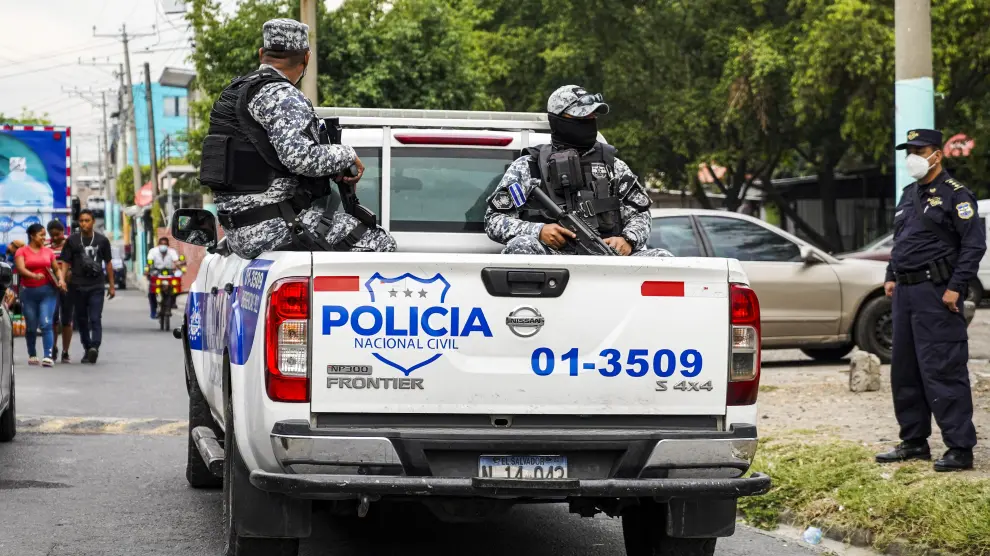 Policías armados patrullan una calle de San Salvador.