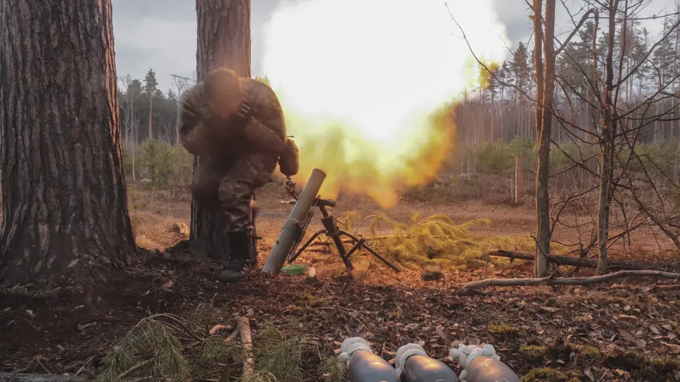 A Ukrainian serviceman fires with a mortar, as Russia?s attack on Ukraine continues, at a position in Kyiv region, Ukraine March 30, 2022. REUTERS/Serhii Nuzhnenko UKRAINE-CRISIS/KYIV-DEFENCE