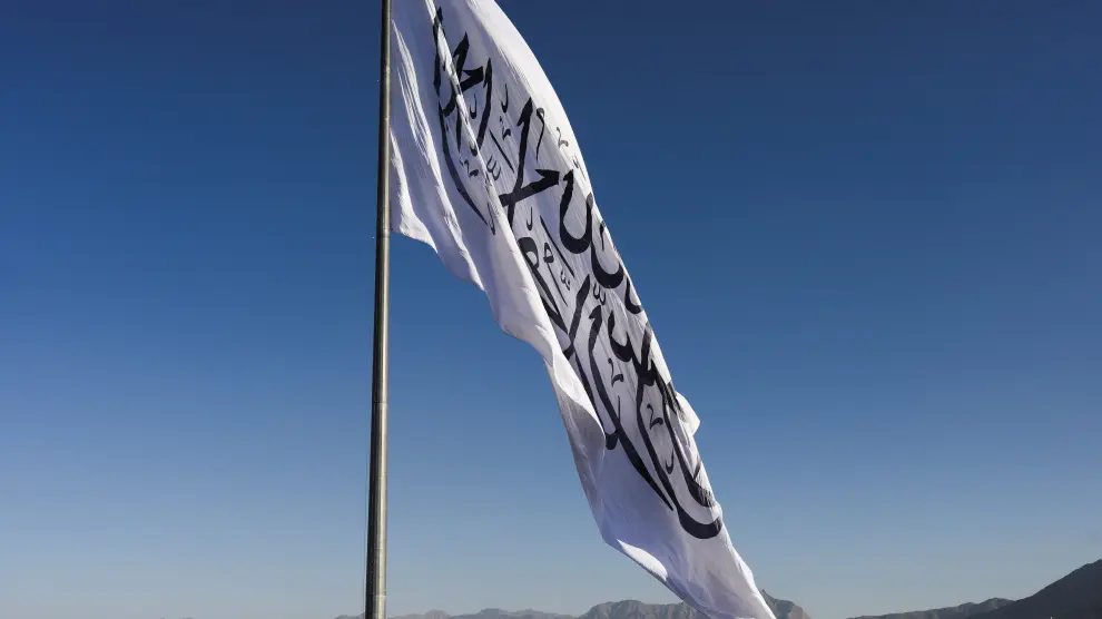 La bandera talibán en Kabul.