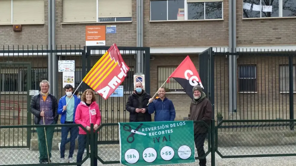Reivindicaciones contra los recortes en educación frente a un colegio de Zaragoza.