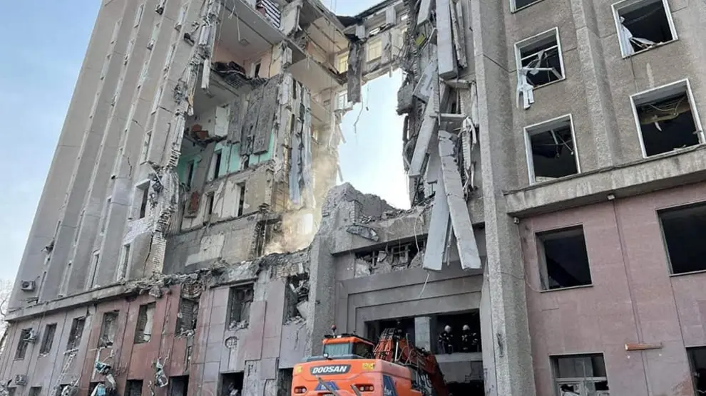 Rescatistas trabajan entre los escombros tras el ataque ruso al edificio administrativo en Mikolaiv.