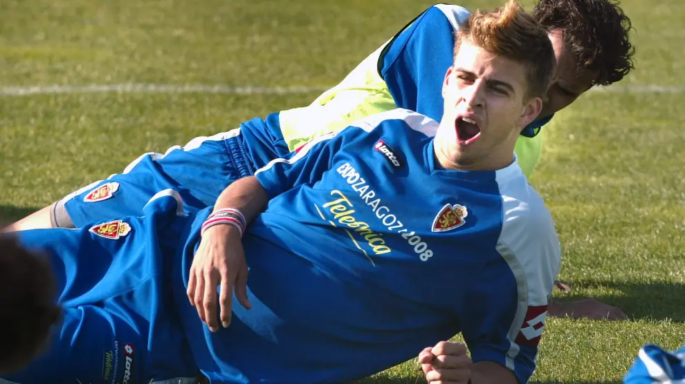 Gerard Piqué, nostezando, durante un entrenamiento con el Real Zaragoza.