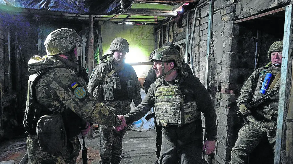 Zelenski visita a tropas ucranianas que combaten en Donetsk.