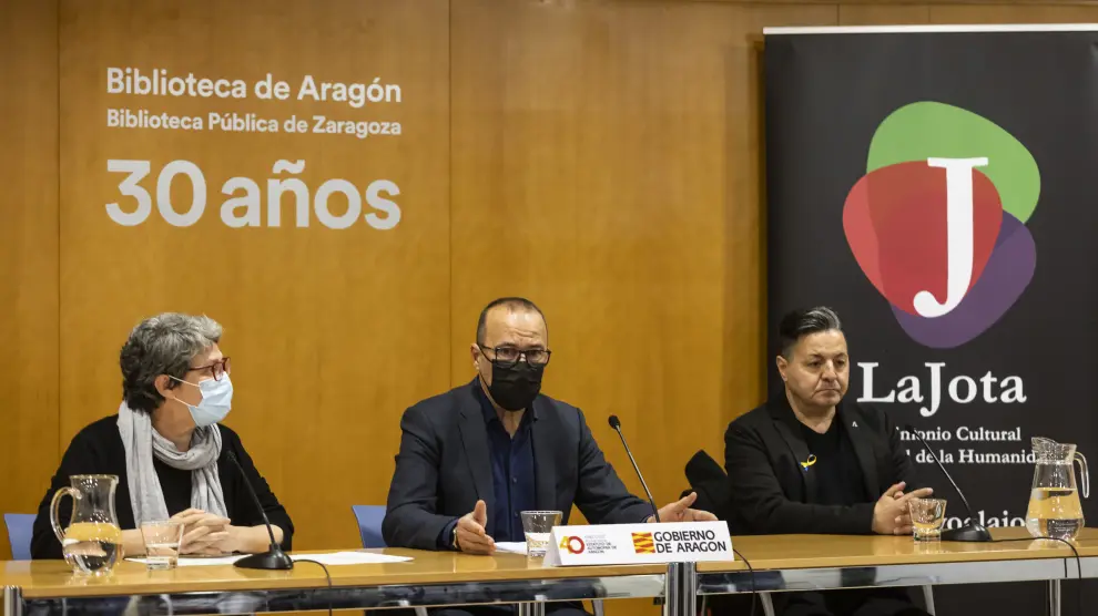 Marisancho Menjón, Felipe Faci y Carmelo Artiaga presentaron este lunes el programa en torno a la candidatura de la jota.