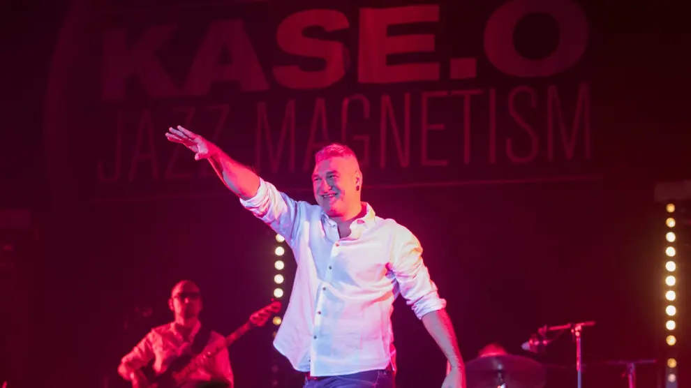 Kase.O sonríe a la audiencia y lanza buenas vibras durante el último concierto del Jazz Magnetism en Zaragoza, el pasado mes de octubre.