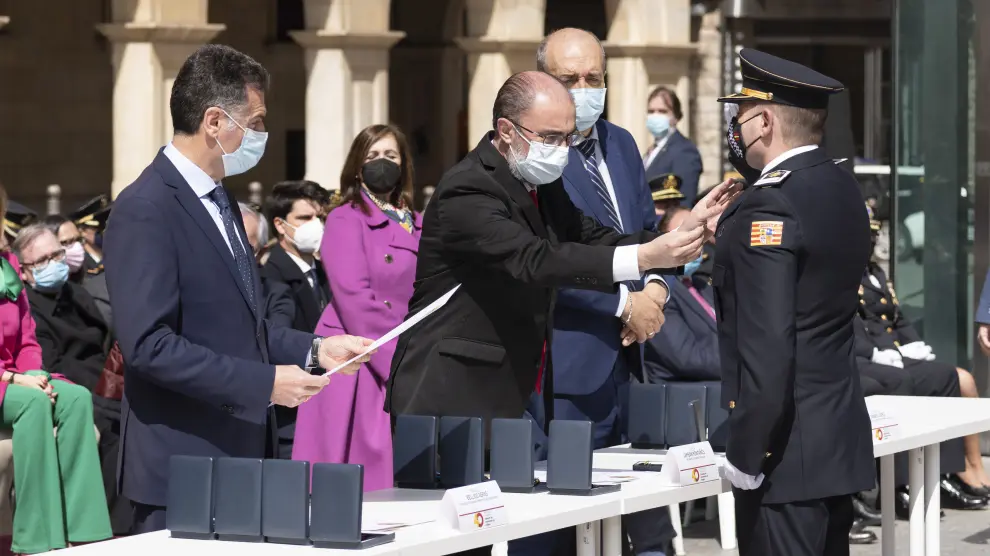 El presidente aragonés, Javier Lambán, entrega la Medalla al Mérito Policial al inspector Ángel Loras por haber salvado la vida a un bebé infartado en plena calle.