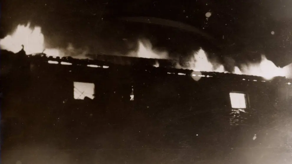 La ciudad de Guernica en llamas tras el ataque.