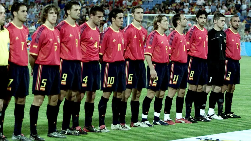 Con este equipo formó España ante Grecia en La Romareda en 2003.