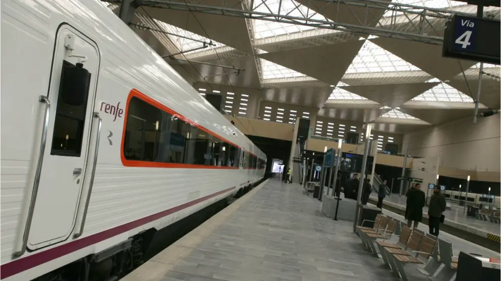 Un tren regional de Renfe en la estación de Delicias de Zaragoza.