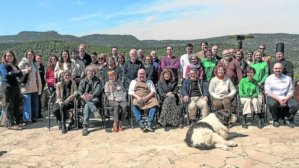 Foto de familia de buena parte de los participantes en el foro y del equipo de La Torre del Visco.