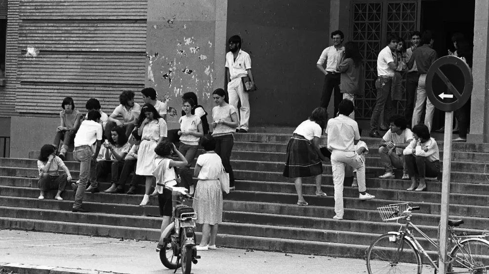 Alumnos universitarios en las escaleras de la Facultad de Filosofía en Zaragoza a principios de la década de los 80.
