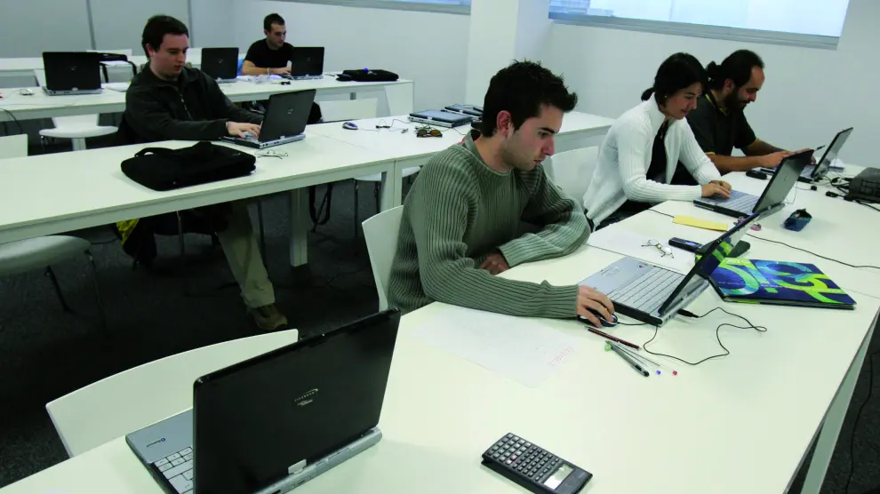 Clase de Ingeniería Informática de la Universidad de San Jorge en el edificio Félix de Azara en Walqa, Huesca.